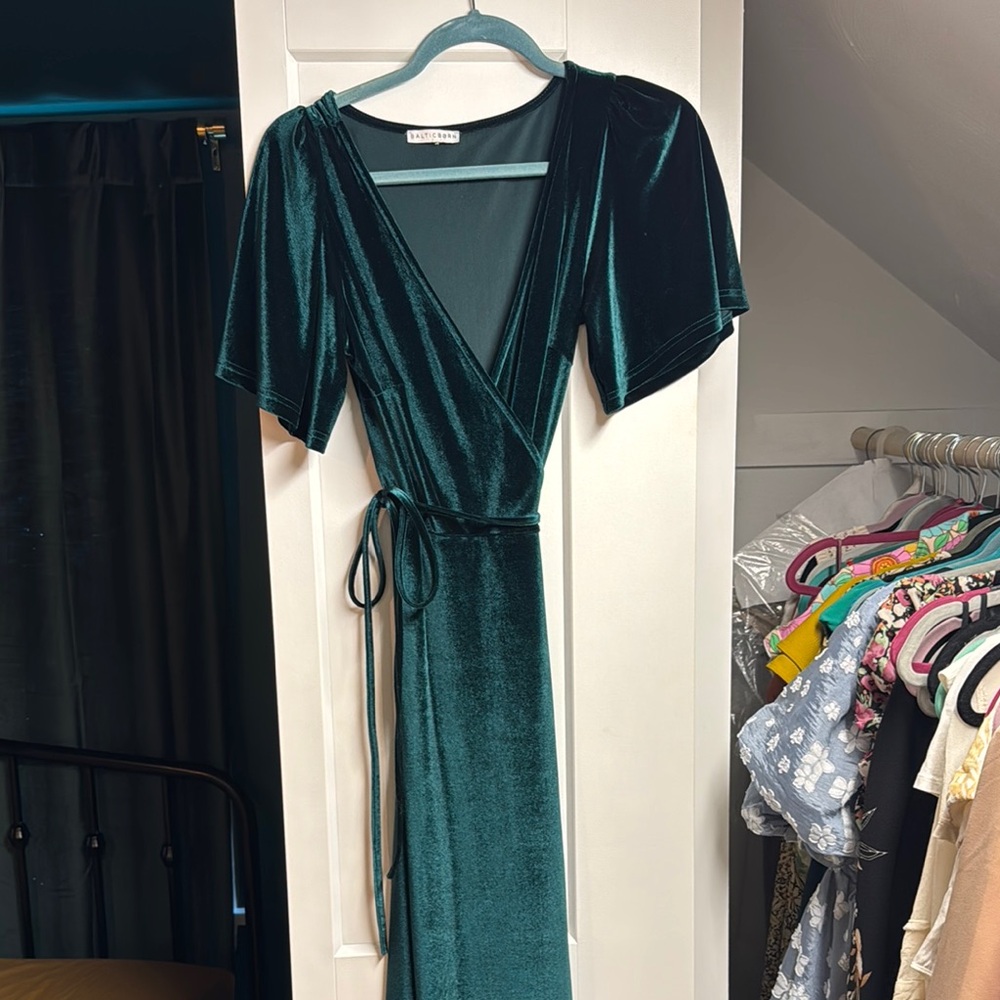 Lulu's Green V-Neck Flutter Sleeve Maxi Dress